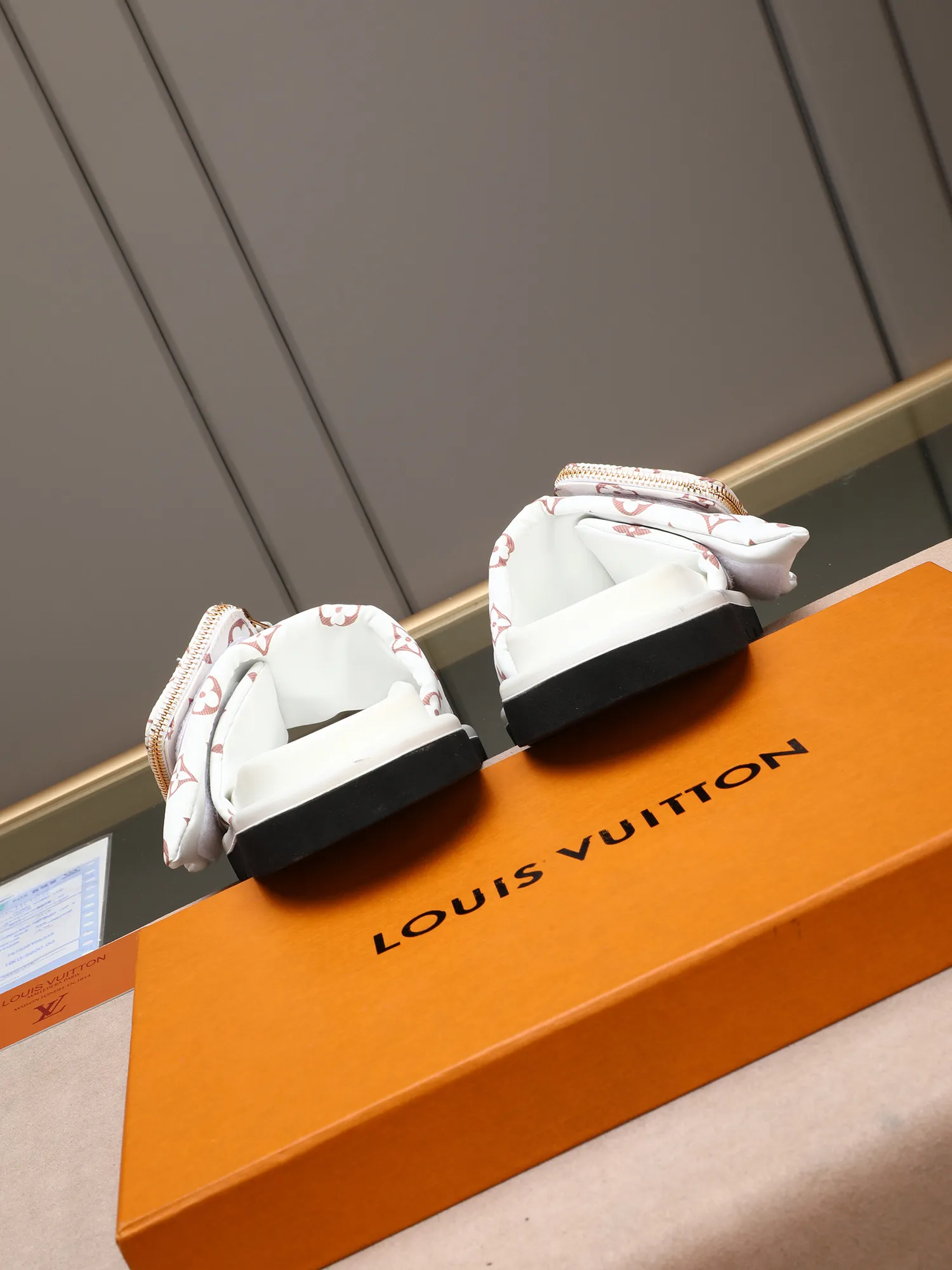 PP400 couple model with drawer box [LOUIS VUITTON] Louis Vuitton, the latest LV official website printed wallet and men's and women's slippers🔥🔥🔥 are now on the market. The drawer box is packed with cloth bags and cards. The upper pattern looks very soft and waxy, and it is a super versatile leg slimming tool. Fabric: Imported denim/down silk cotton embossed, official website pattern printing, lining: water-dyed sheepskin down filling, comfortable to wear, feet: high elastic PU water table. Sole: foam sole, heel height: about 5cm. Size 35-46, 35, 45 and 46 are custom-made and cannot be returned or exchanged. Color: multiple colors available.